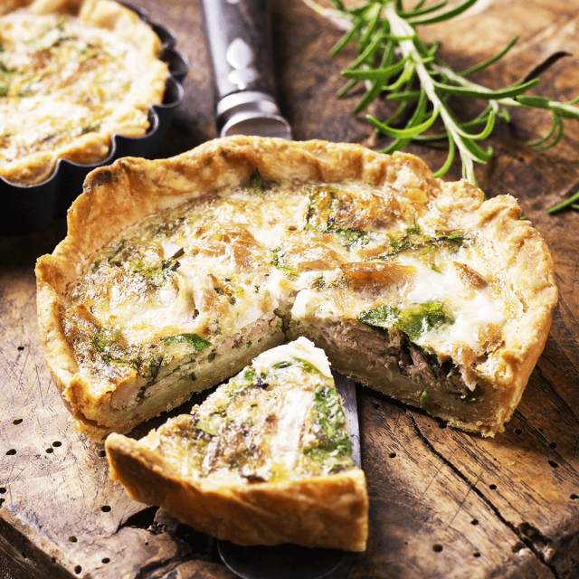 Quiche au thon, tomates et cœurs d’artichauts, épices et fines herbes